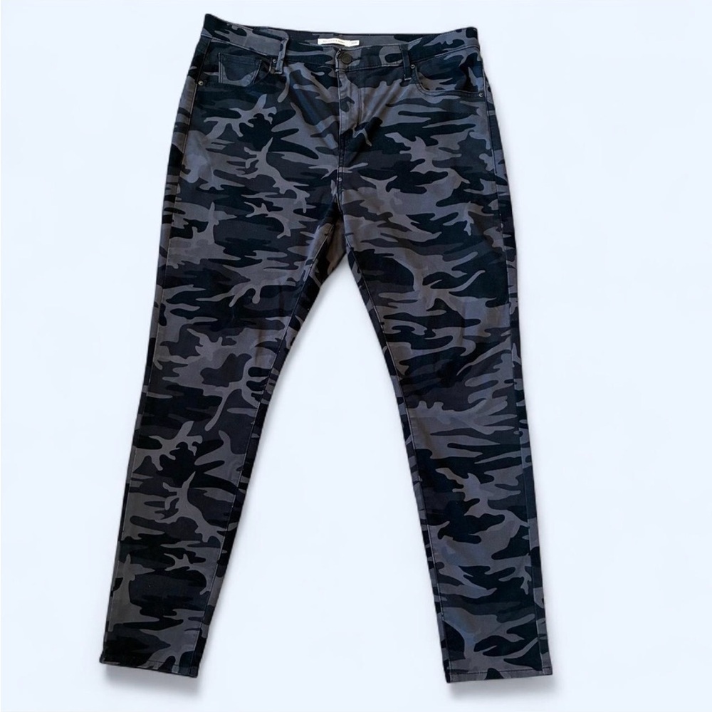 Levi’s gray and black camouflage skinny jeans 721 high rise